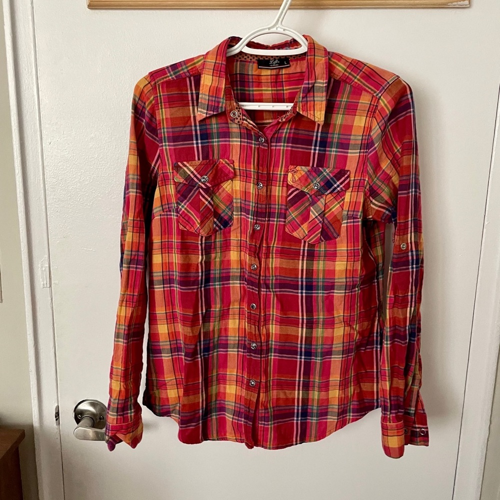 Pleaded shirt, size L with snap buttons